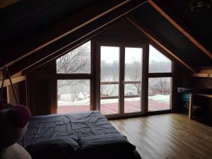 Postel nebo postele na pokoji v ubytování Zmajevo Gnezdo II Water House