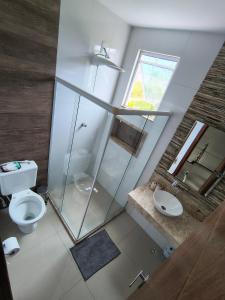 Et badeværelse på Casa espaçosa em Meaipe + 15 billeder