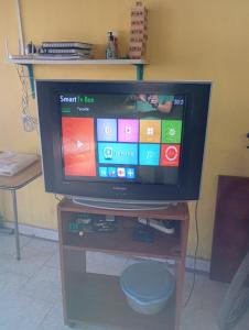 einen TV auf einem Stand mit einem Tisch in der Unterkunft Depto en arrecifes in Arrecifes
