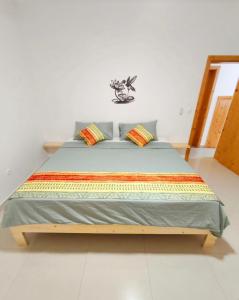 Una cama o camas en una habitación de Casa Colibri - Confort et Authentique, à 300m de la plage !