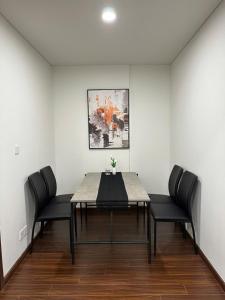 een eetkamer met een tafel en vier stoelen bij Sunny Residence Masteri Waterfront, Hà Nội in Gia Lâm Pho +35 foto's