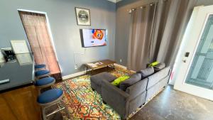 Et opholdsområde på Priced Right Near Beach Well Equipped apts