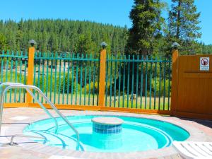 Piscina a Truckee Donner Lodge o a prop