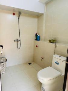 a bathroom with a toilet and a shower at Cozy Haven Nest - Không gian mở, đầy ánh sáng in Yên Bái
