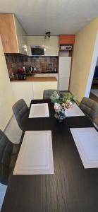a dining room with a table and a kitchen at Appartement cosy a Erlach - Lac de Bienne in Erlach