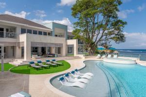 Swimmingpoolen hos eller tæt på Exquisite Buttonwood Reef 6BDR Villa Ocho Rios