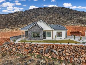 Ein Haus mit einem Berg im Hintergrund in der Unterkunft 2BR Red Rock Retreat | Near Zion + Sand Hollow in Hurricane