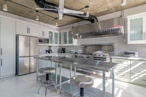 Køkken eller tekøkken på Exquisite Buttonwood Reef 6BDR Villa Ocho Rios