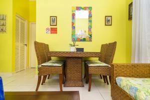 Posezení v ubytování Silver Palms Charming 1BR Retreat Private Beach Pool