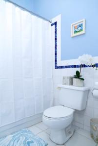 Koupelna v ubytování Silver Palms Charming 1BR Retreat Private Beach Pool + 12 fotografií