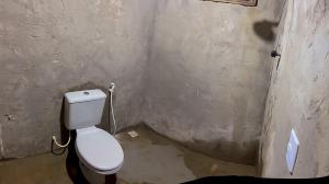 un piccolo bagno con un WC in una stanza di Casa Léia a Luis Correia