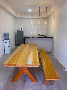 un tavolo di legno in una stanza con cucina di Casa Léia a Luis Correia