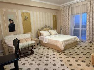 Diamond Hotel في كيشيناو: غرفة نوم بها سرير وأريكة ونافذة +24 صورة