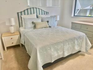 Una cama o camas en una habitación de La Dolce Vita ocean front apartment 6 fotos más