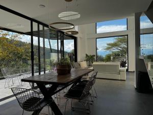 een woonkamer met een houten tafel en stoelen bij Luxury estate in San Jerónimo with infinity pool in San Jerónimo
