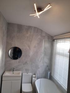 een badkamer met een toilet en een plafondventilator bij Terrace cottage in Blackpool +15 foto's