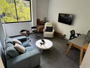 een woonkamer met een bank en een tafel bij Luxury estate in San Jerónimo with infinity pool in San Jerónimo