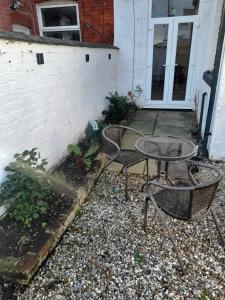 een terras met een tafel en stoelen voor een gebouw bij Terrace cottage in Blackpool
