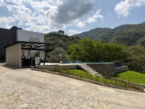 een gebouw met een trap naast een berg bij Luxury estate in San Jerónimo with infinity pool in San Jerónimo