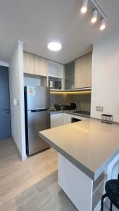 una cucina con frigorifero e piano di lavoro di Departamento Concon Costa de Montemar a Concón Altre 5 foto