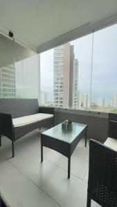 un soggiorno con un divano e un tavolo di Departamento Concon Costa de Montemar a Concón