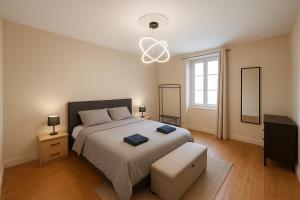 Domaine de Chatillon : غرفة نوم بسرير كبير ونافذة +31 صورة