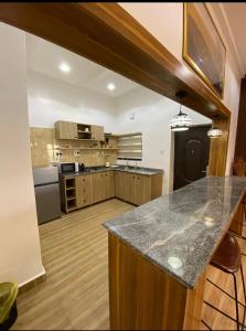 Una cocina grande con encimera en una habitación. en Cozy home wuye, en Abuja