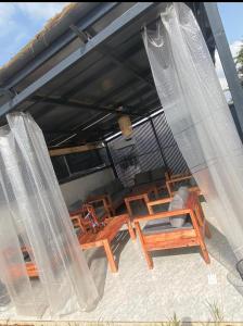 una casa con patio con mesas y sillas en Cozy home wuye, en Abuja