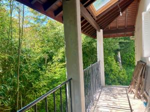 un porche de una casa con techo de madera en Villa arborée aux Portes de Paris proche Stade de France, Zenith, Le Bourget, CDG, Parc Asterix, en Bobigny