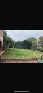 ラ・パロマにあるCasa en La Balconadaの草原の庭の眺め +1枚の写真