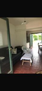 ラ・パロマにあるCasa en La Balconadaのソファとテーブルのあるリビングルーム