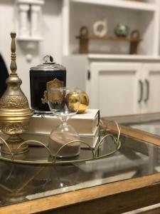 een glazen dienblad met glazen en boeken op een tafel bij Pet Friendly Acer Arena Accommodation in Sydney