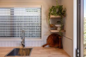 Ảnh trong thư viện ảnh của Waiheke Beachfront Apartment - Coast and Country ở Waiheke Island