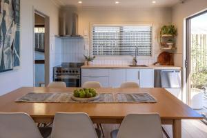 Nhà bếp/bếp nhỏ tại Waiheke Beachfront Apartment - Coast and Country