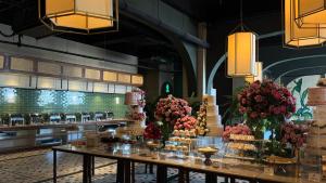 uma loja de sobremesas com bolos e bolos em exposição em Gold Crest Prime Heights Executive Apartments-DHA Lahore em Lahore