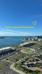una vista aérea de un aparcamiento junto al agua en Apartemen Delft Makassar, en Tanjungbunga
