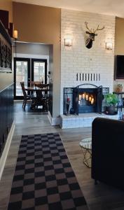 uma sala de estar com uma lareira e uma mesa em The Starling Room at Stag and Sparrow em Salem