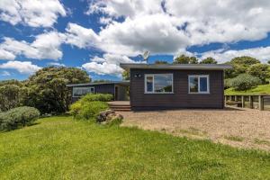 una casita al lado de un campo en Lookout Landing by Waiheke Pure, en Waiheke Island
