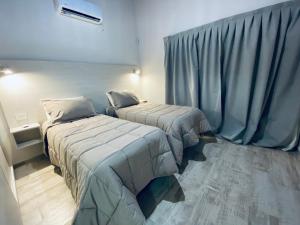 En eller flere senge i et værelse på Casa lujosa en Tanti + 29 billeder