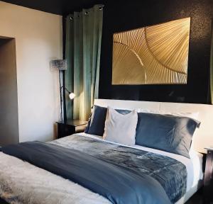 um quarto com uma cama grande com travesseiros azuis e brancos em The Starling Room at Stag and Sparrow em Salem
