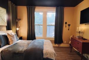 um quarto com uma cama e uma janela grande em The Starling Room at Stag and Sparrow em Salem mais 13 fotografias