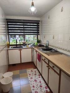 uma cozinha com um balcão com um computador portátil em Cameron Highlands homestay em Brinchang