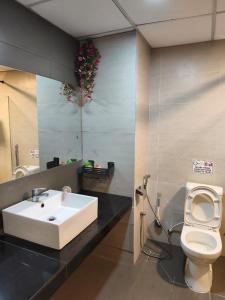 um banheiro com pia e vaso sanitário em Cameron Highlands homestay em Brinchang mais 61 fotografias