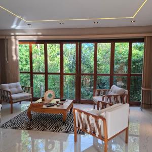 een woonkamer met veel ramen bij Natureza in Porto Seguro +7 foto's