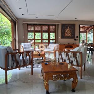 een woonkamer met stoelen en een tafel bij Natureza in Porto Seguro