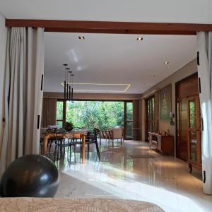 een grote eetkamer met een tafel en stoelen bij Natureza in Porto Seguro