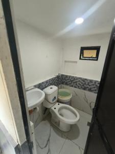 un bagno con un water e un lavandino di EL BOSQUE RESORT CORON a Coron