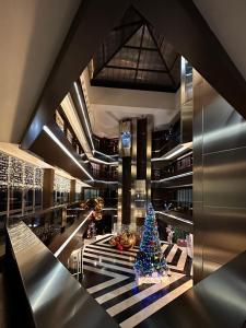 uma árvore de Natal no meio de um edifício em Hotel Palacio Albacete & SPA em Albacete