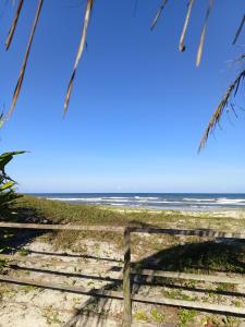 a stairway to the beach with the ocean in the background at Chalé pé na areia e vista Mar in Ilhéus