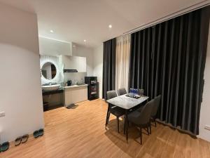 Kuchyň nebo kuchyňský kout v ubytování Khách sạn Hera Hotel